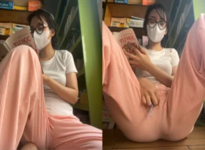Em gái vừa đọc sách vừa nhét sextoy vào lồn rên khe khẽ