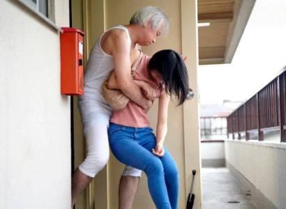 Nàng dâu mới bị bố chồng già vờ vịt