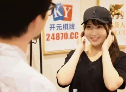 Em gái giao hàng dễ tính dễ tính khi trao hàng