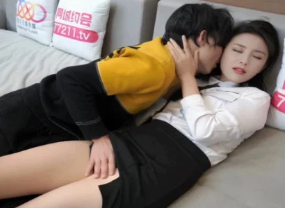 Cô gái làm thư ký âm thầm chiều sếp vì tiền