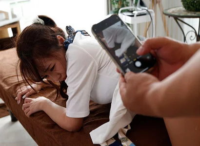 Tôi đi triệt lông bèn đè ra địt