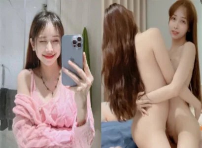 Chủ thể chính cùng cô bạn thân móc bím với nhau ngay trên livestream